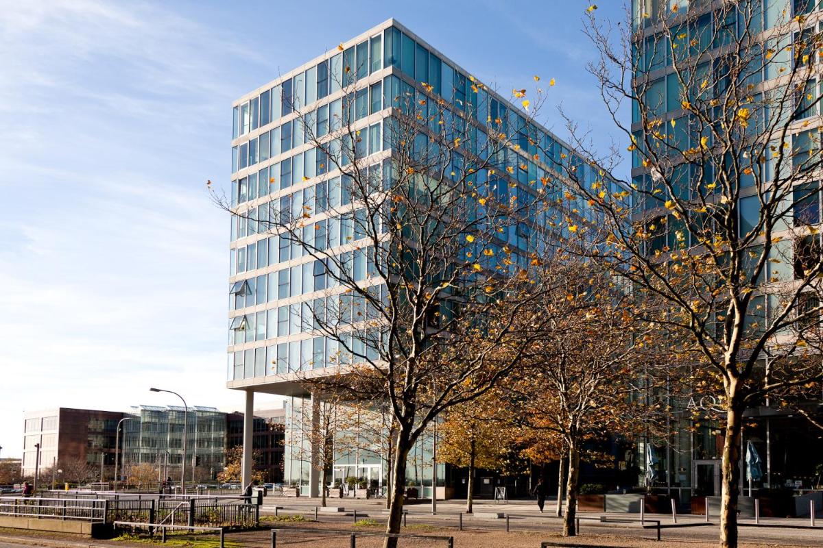 2 Bedroom 2 Bathroom Apartment in Central Milton Keynes with Free Parking and Smart TV - Contractors, Relocation, Business Travellers - Housity