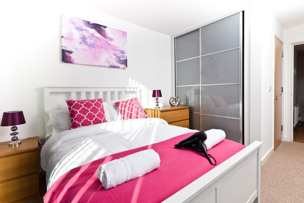 2 Bedroom 2 Bathroom Apartment in Central Milton Keynes with Free Parking and Smart TV - Contractors, Relocation, Business Travellers - Housity