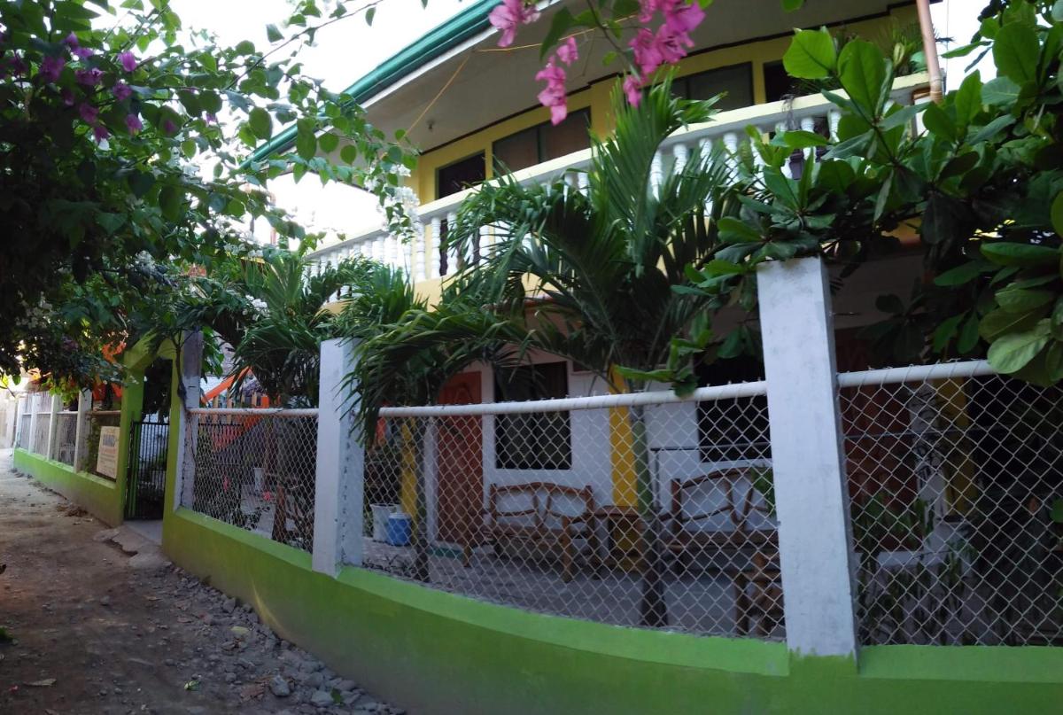 Guanna's Place Room and Resto Bar - Housity
