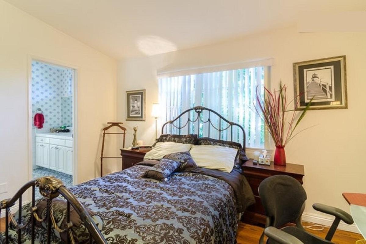 Room at the house of Movies - Housity