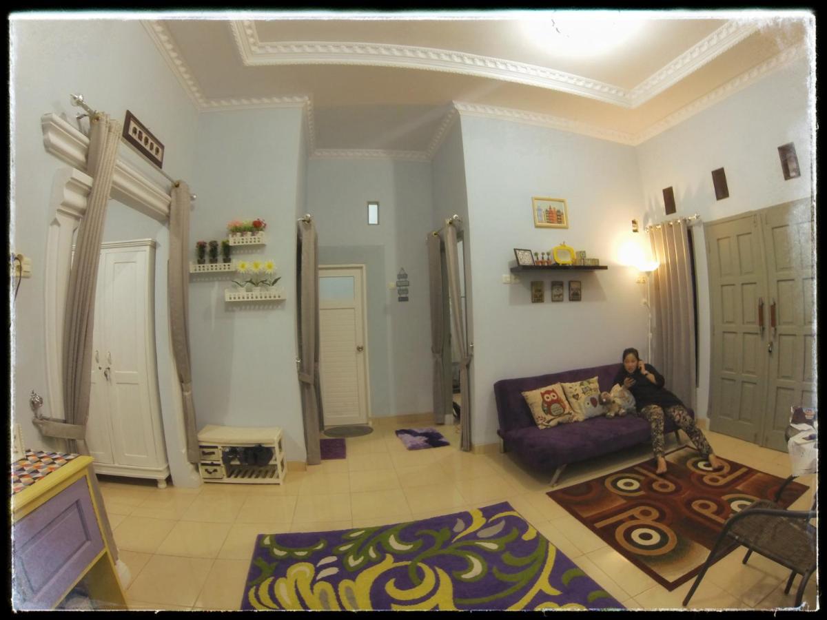 Suitetrails - Rumah Ayin Homestay Near Airport