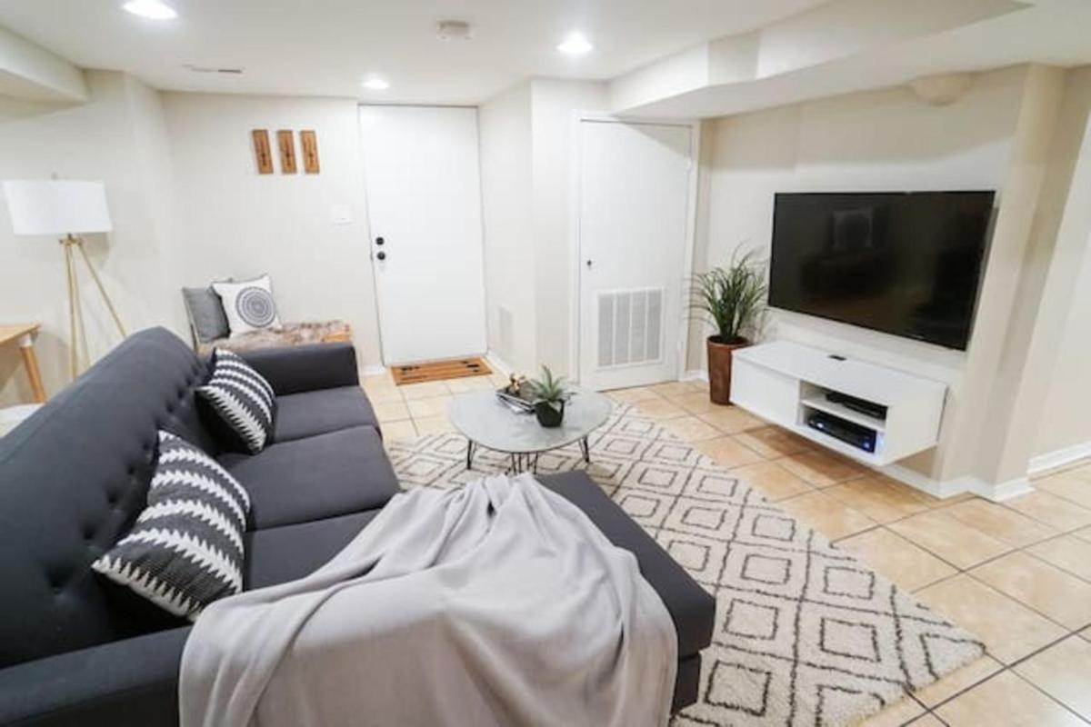 Trendy 1BR Basement with Laundry & Covered Parking - Central Trendy - Housity
