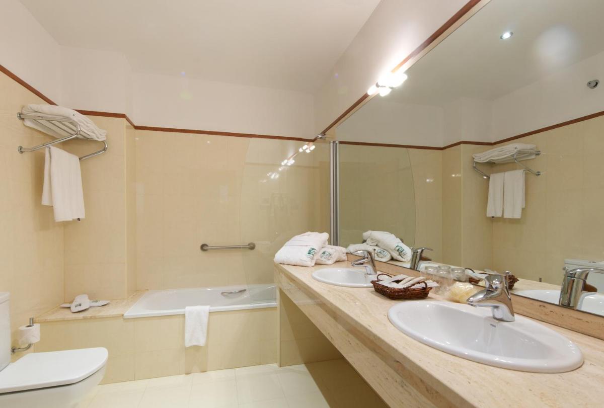 Un baño de Hotel Manantial