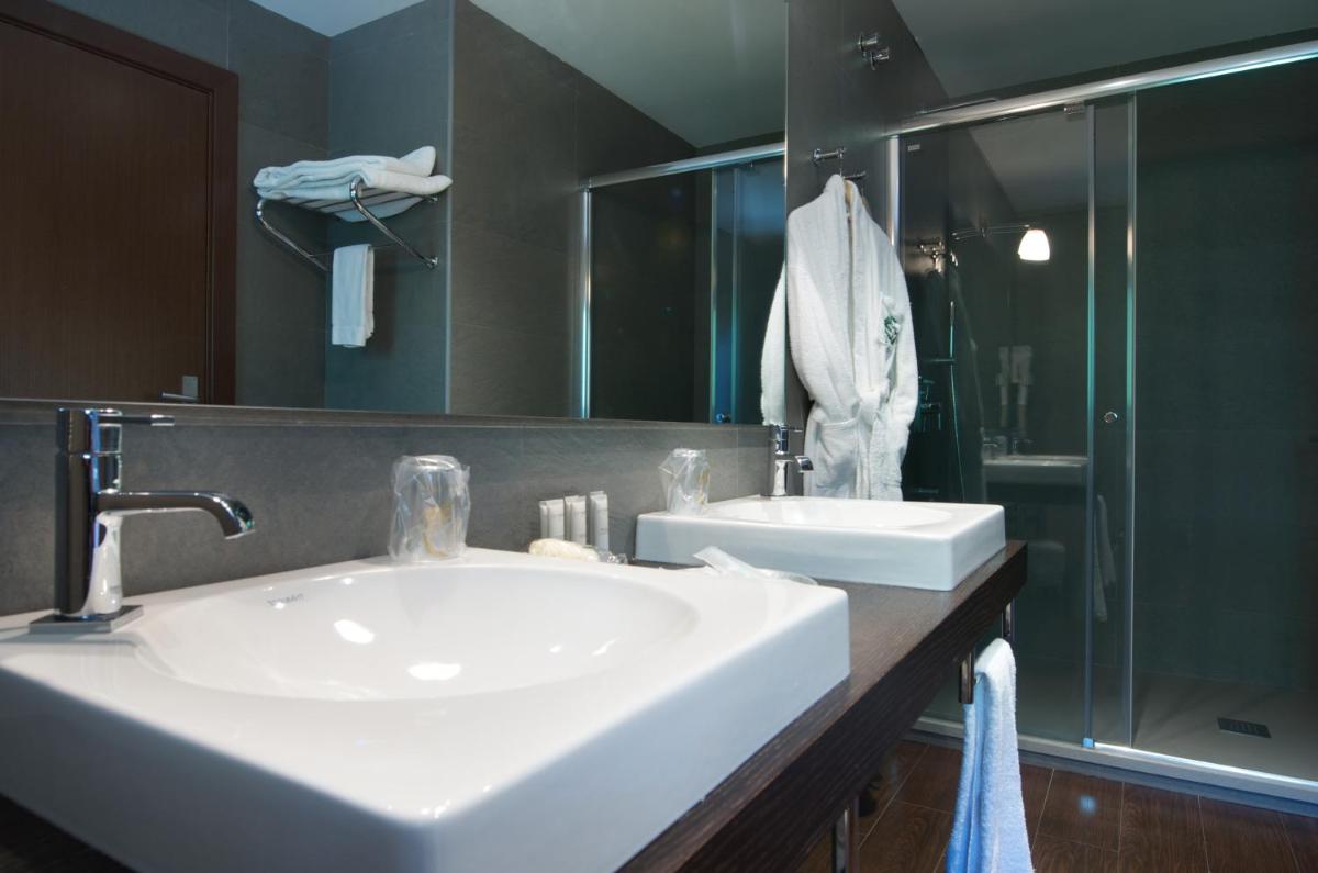 Un baño de Hotel Manantial