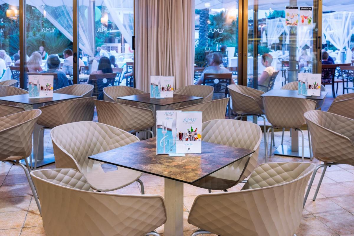 Un restaurante o sitio para comer en Sumus Hotel Stella and Spa 4S Adults Recommended