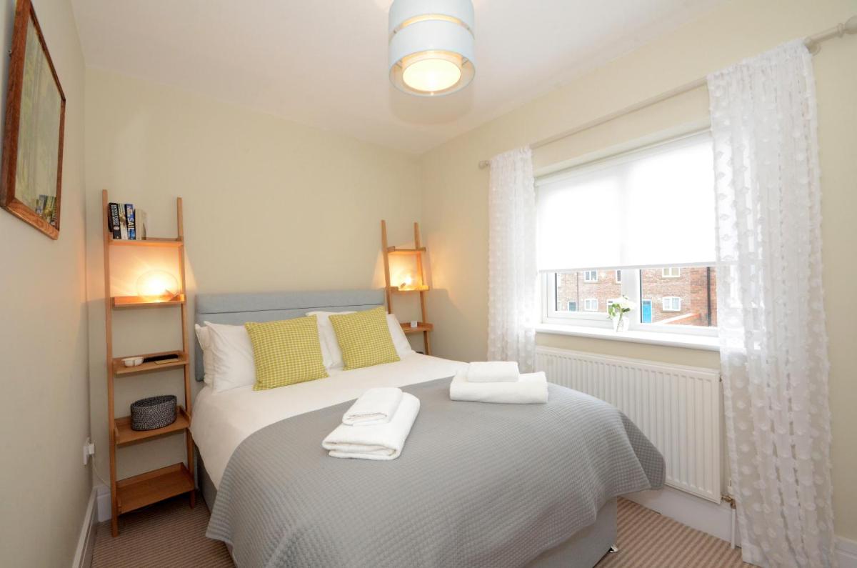 The Mews - 2 Bedroom Luxury, Spacious House With Free Parking - Housity