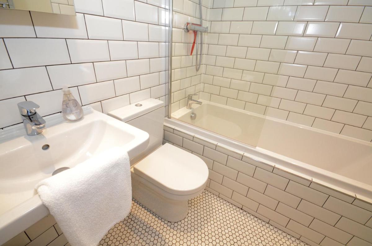 The Mews - 2 Bedroom Luxury, Spacious House With Free Parking - Housity