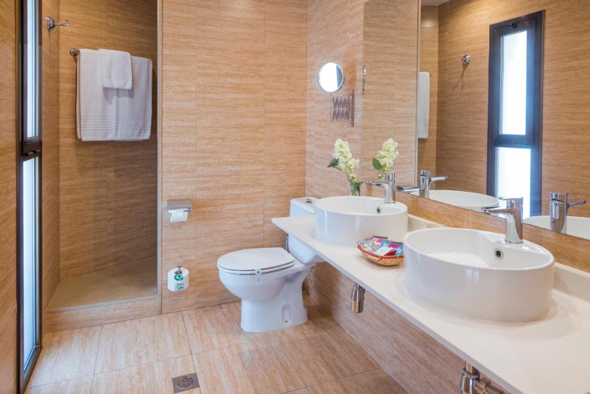 Un baño de Sumus Hotel Stella and Spa 4S Adults Recommended