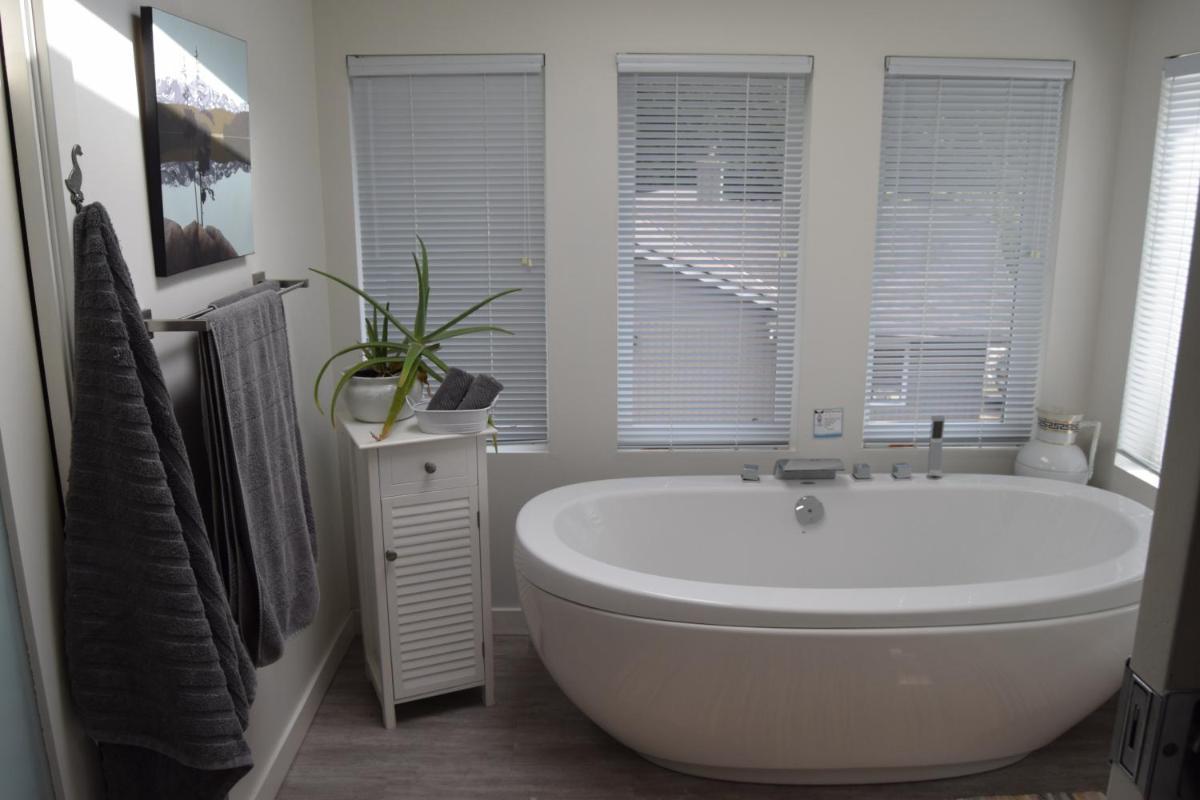 Rathtrevor Beach B&B - Housity