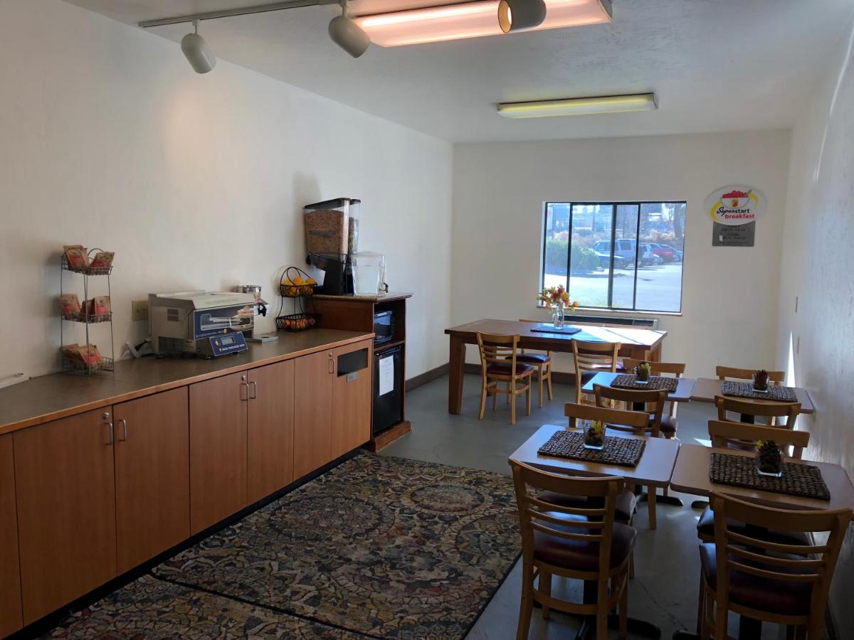 Super 8 by Wyndham Bend - Housity