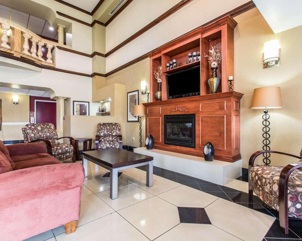 Comfort Suites Bakersfield - Housity