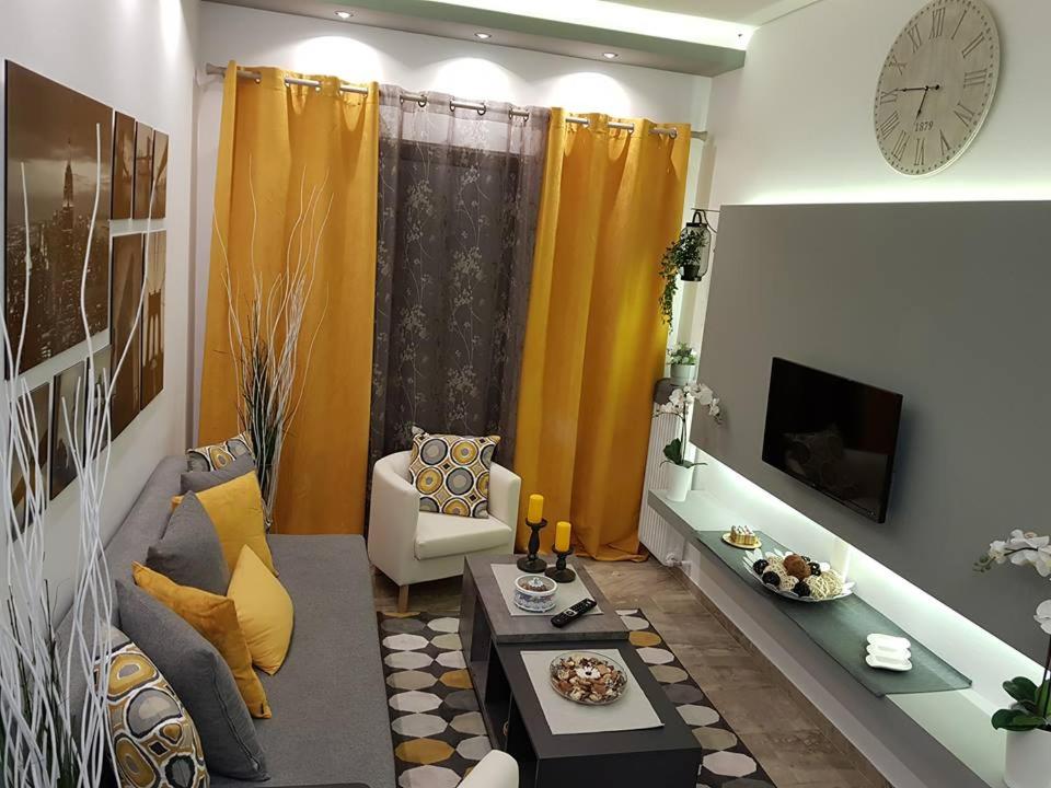 'Golden Aurora' Apartment With Elegant Style - Housity
