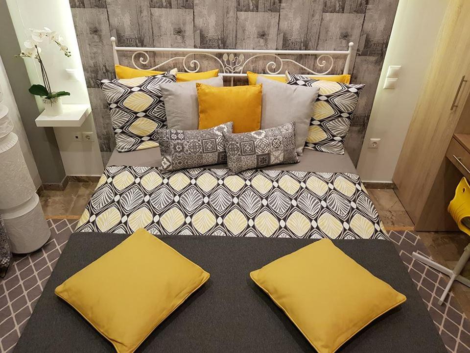 'Golden Aurora' Apartment With Elegant Style - Housity