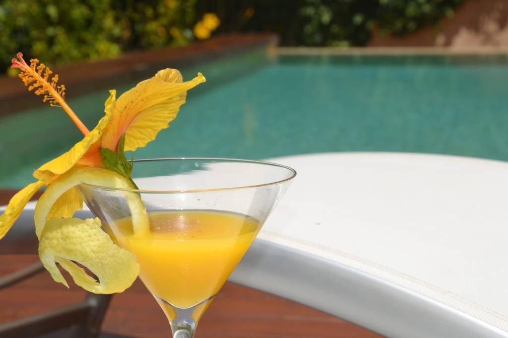 Amplia casa con piscina cerca playa - Housity