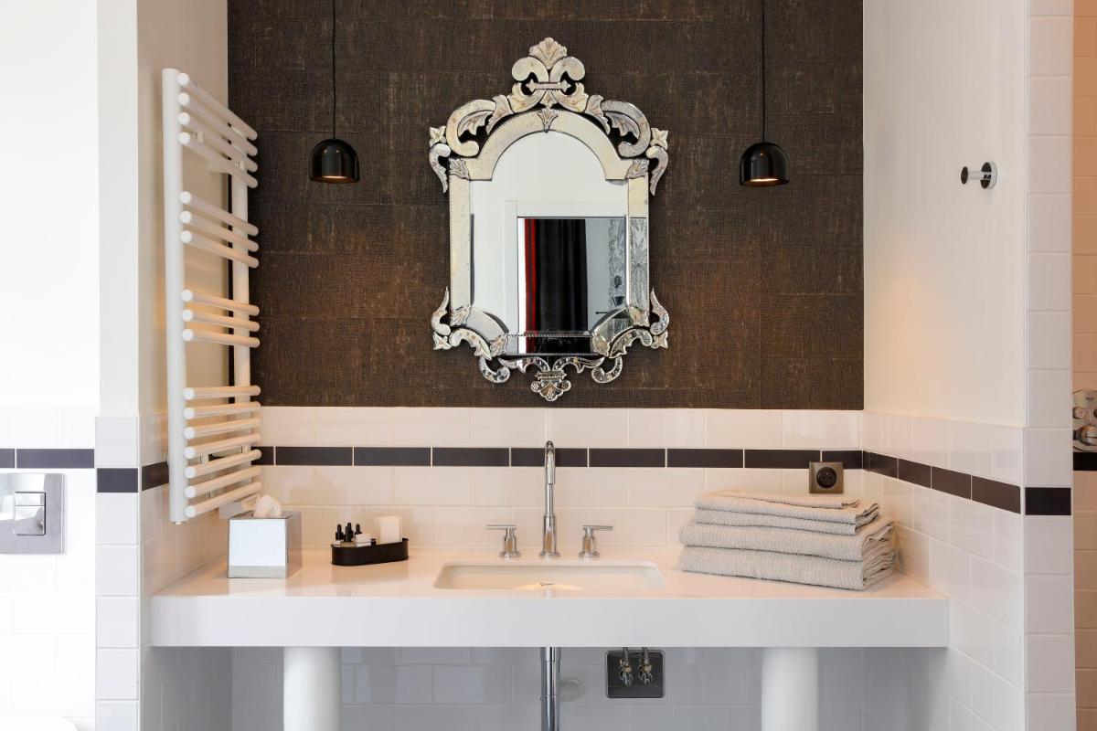Salle de bains dans l'établissement Continental Hotel