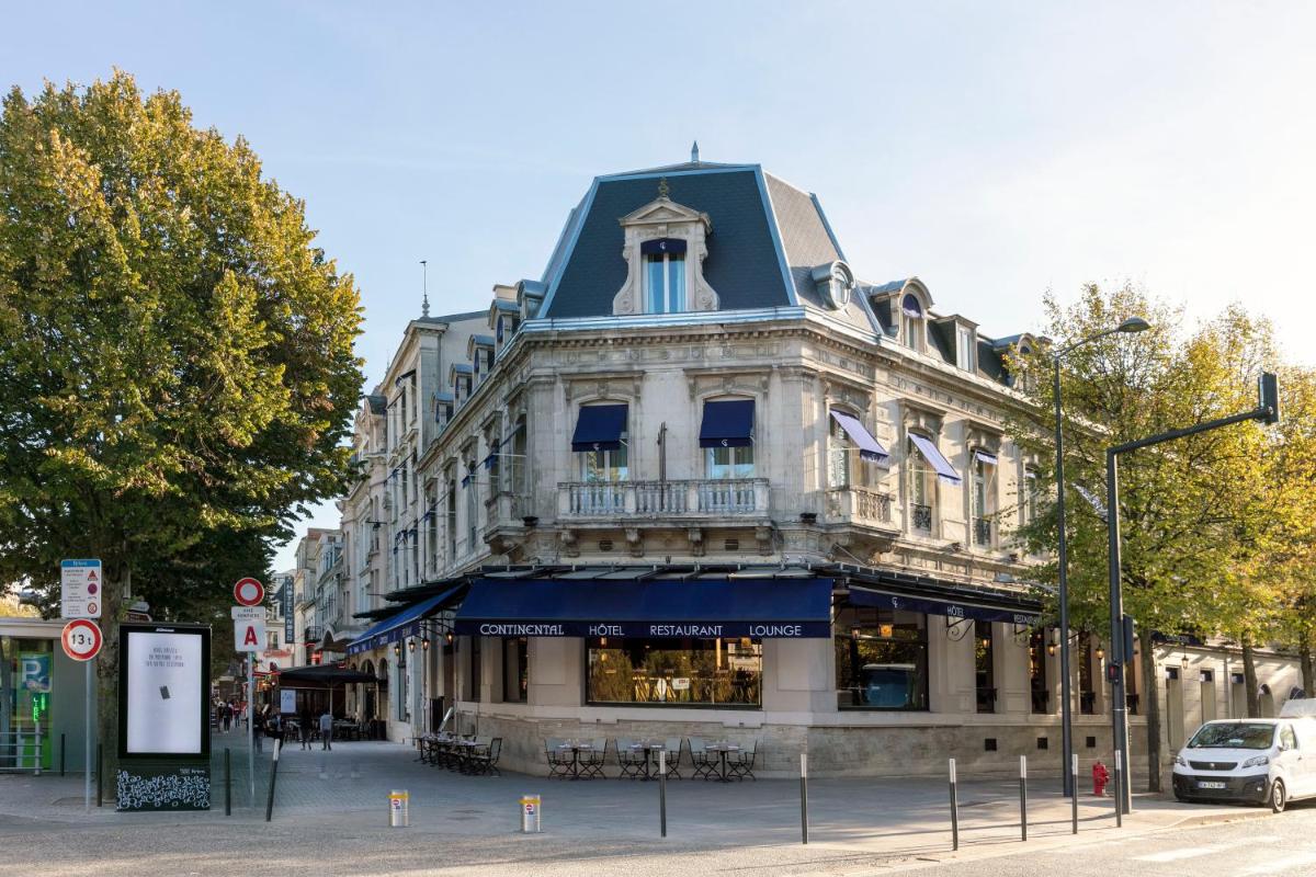 un bâtiment au coin d'une rue dans l'établissement Continental Hotel, à Reims