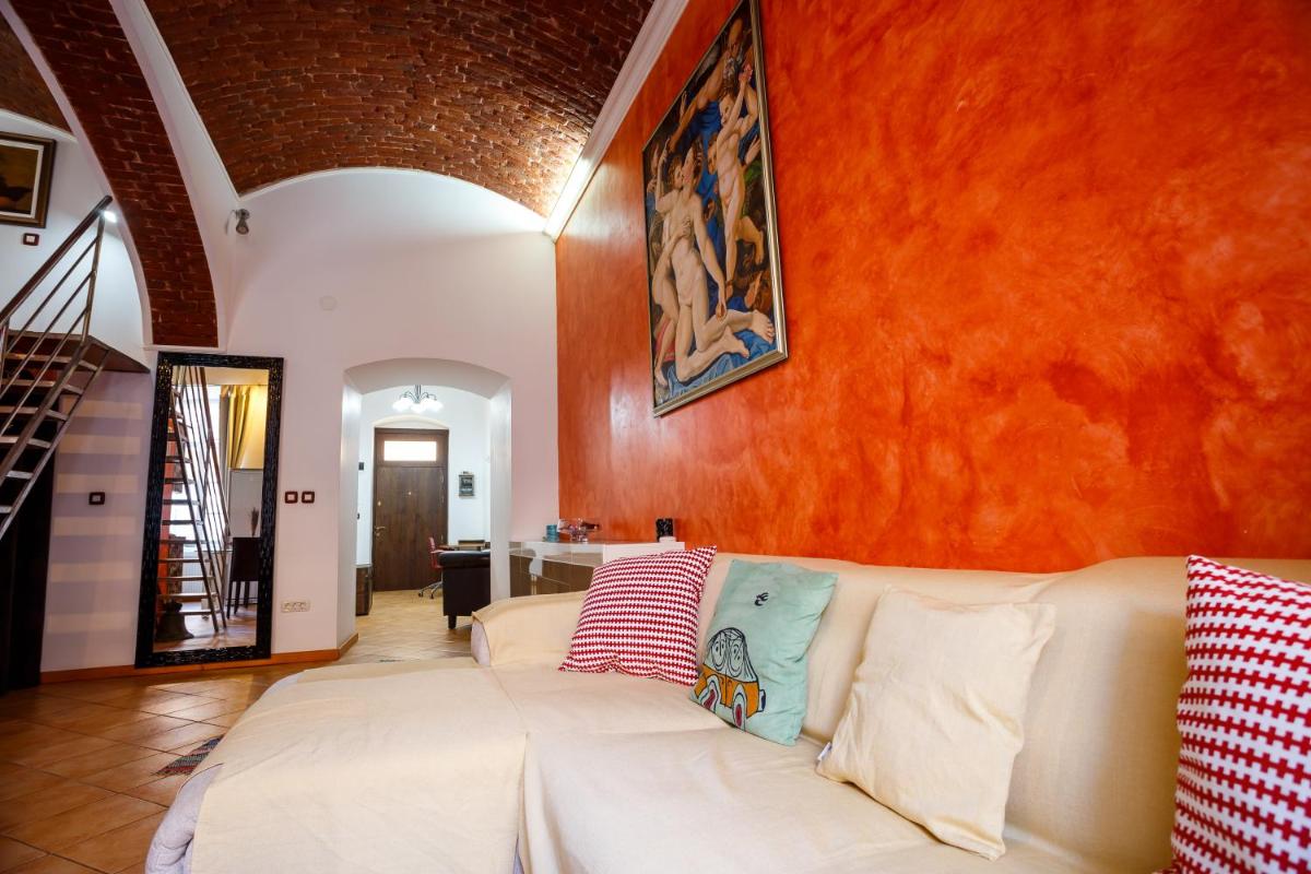 OLD SQUARE APARTMENTS 3 - Housity