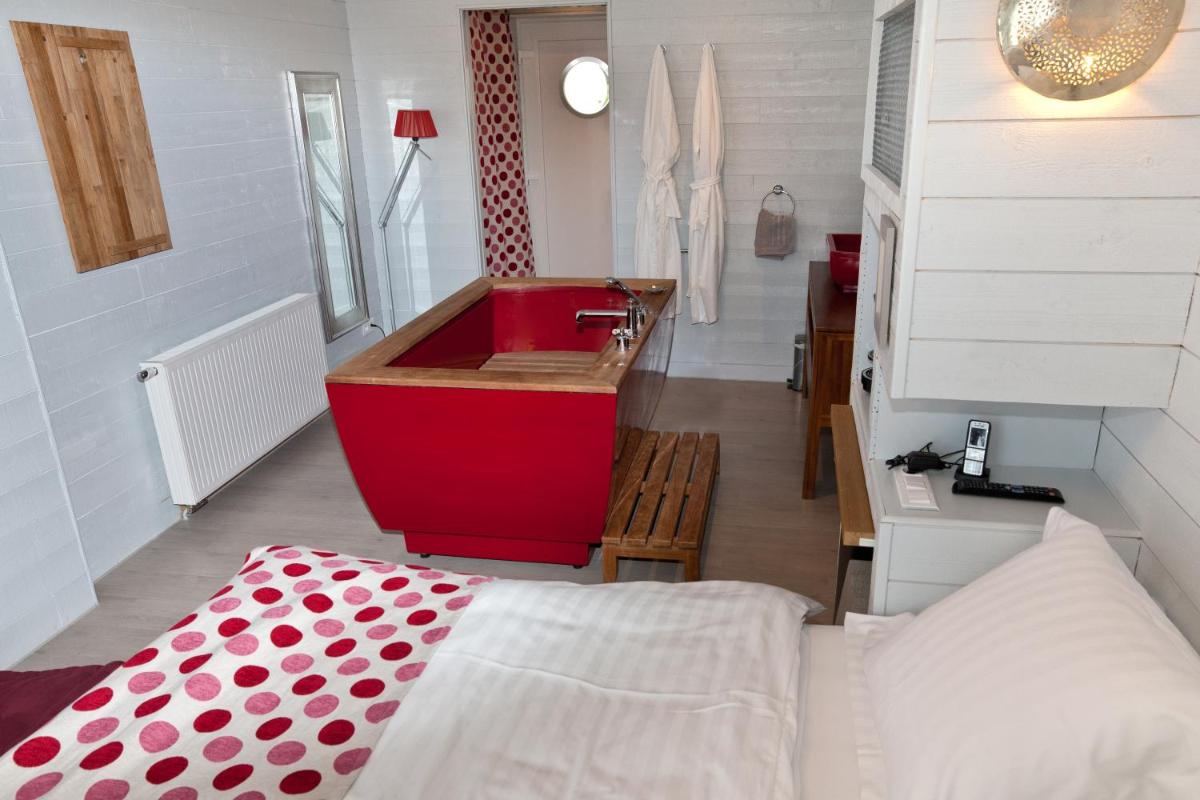 Un ou plusieurs lits dans un hébergement de l'établissement The Originals Hôtel Le Cise Restaurant Chambres et Suites