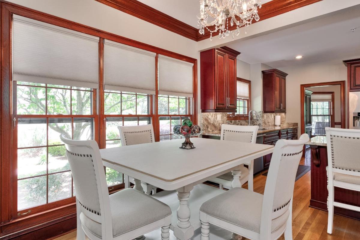 Pleasanton Courtyard Bed and Breakfast - Housity