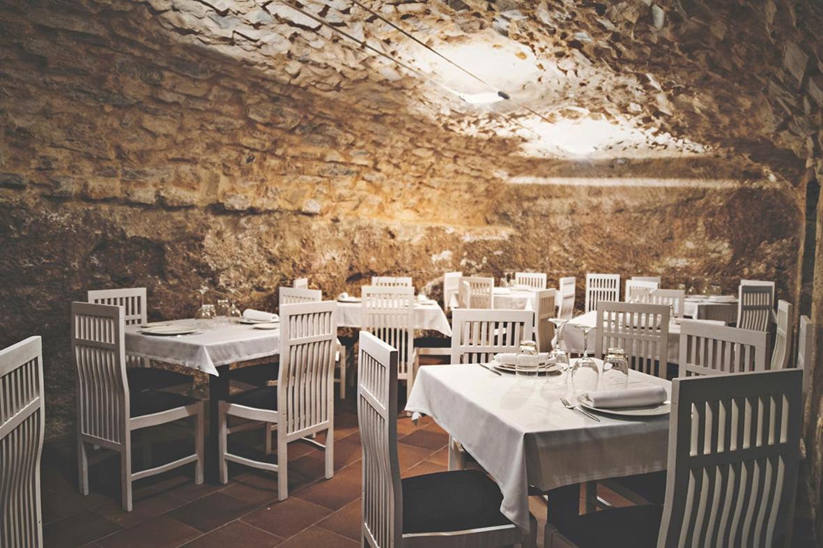 Un restaurante o sitio para comer en Hotel Leonor de Aquitania