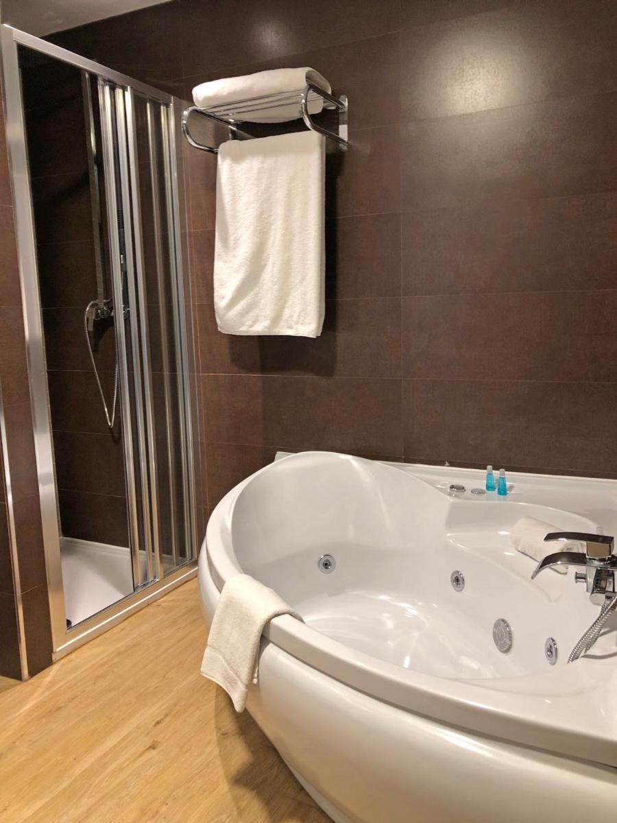 Un baño de Hotel Leonor de Aquitania