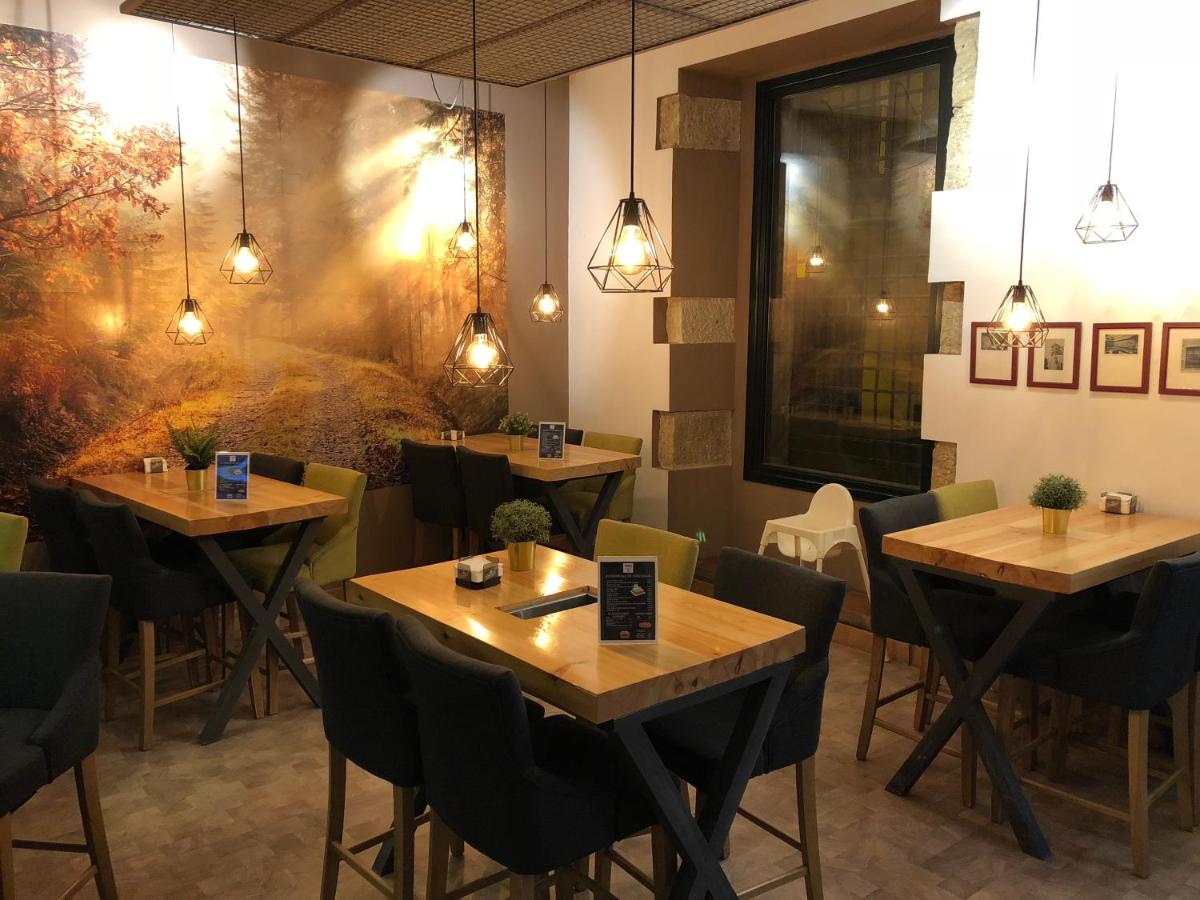 Un restaurante o sitio para comer en Hotel Leonor de Aquitania