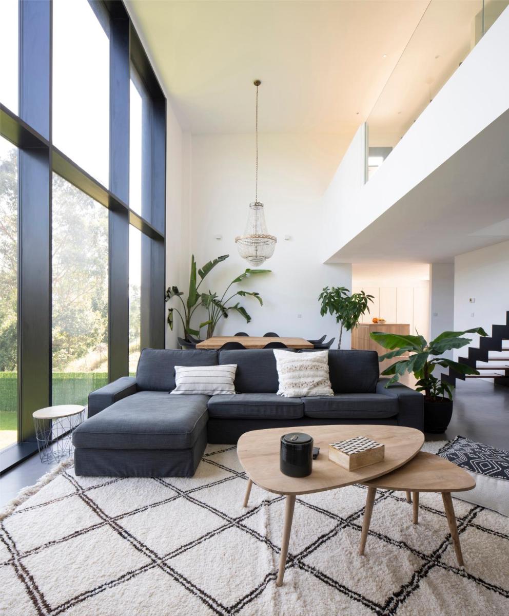 Casa moderna con piscina y vistas al bosque. - Housity