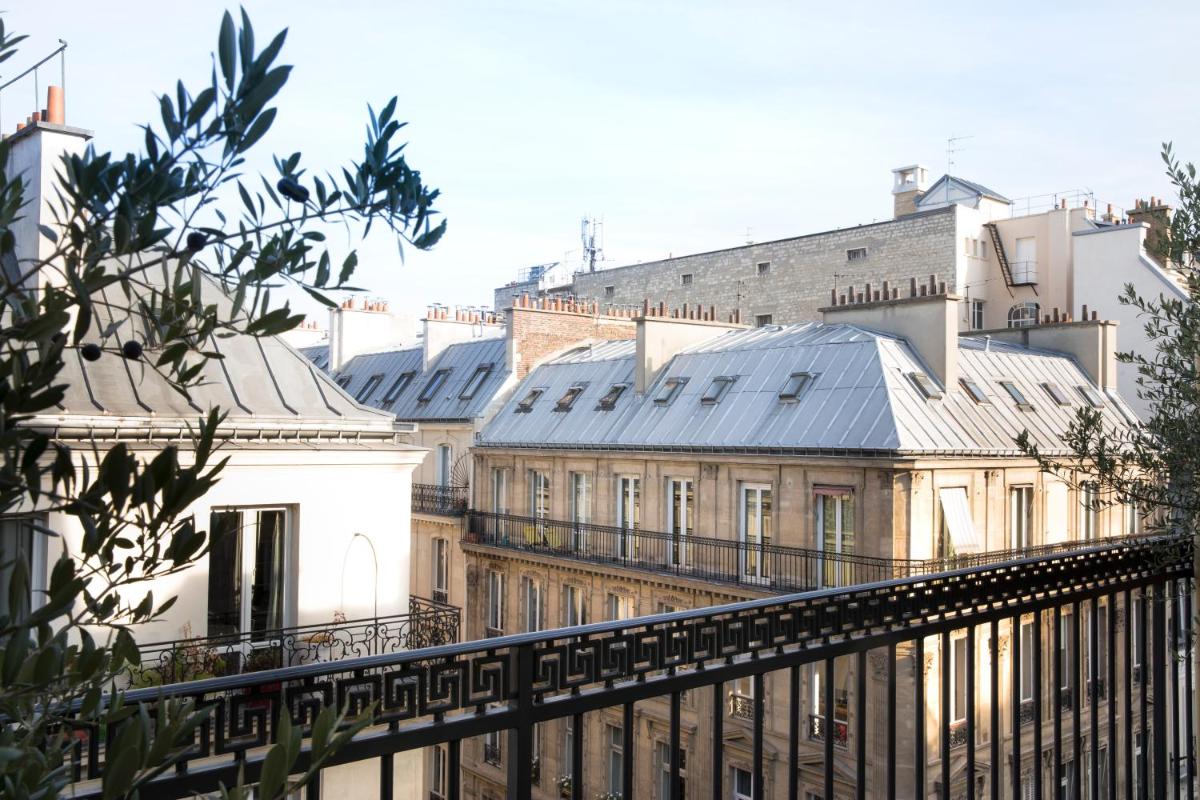 - un balcon avec des bâtiments offrant une vue sur la ville dans l'établissement Hôtel R de Paris - Boutique Hotel, à Paris