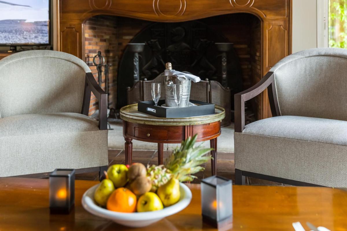 Coin salon dans l'établissement Le Vallon de Valrugues Hotel Spa & Villas