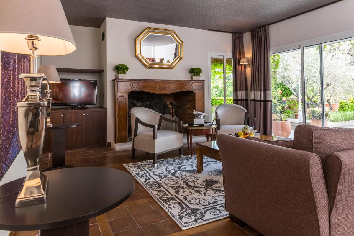 Coin salon dans l'établissement Le Vallon de Valrugues Hotel Spa & Villas