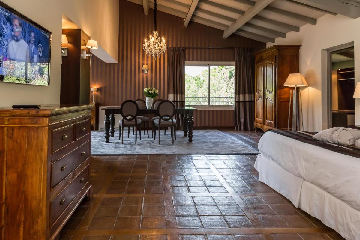 Coin salon dans l'établissement Le Vallon de Valrugues Hotel Spa & Villas