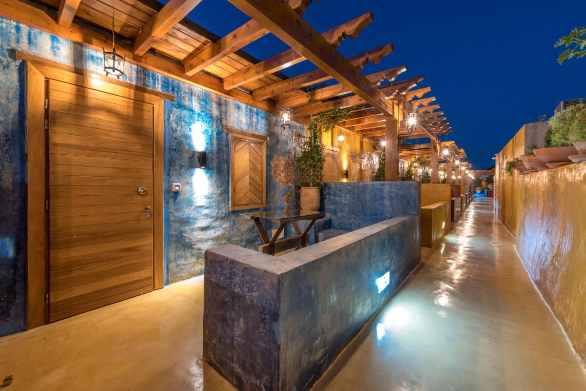 10GR Boutique Hotel & Wine Bar - Housity