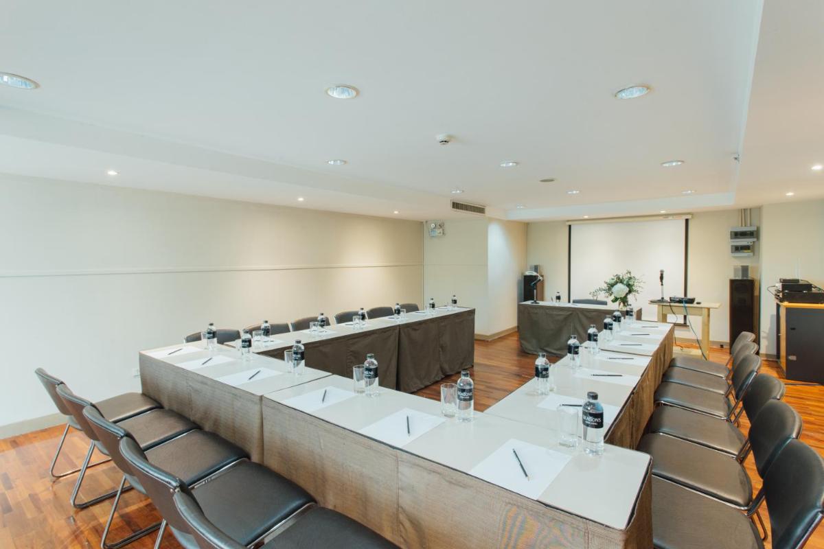 Seasons Siam Hotel - Housity