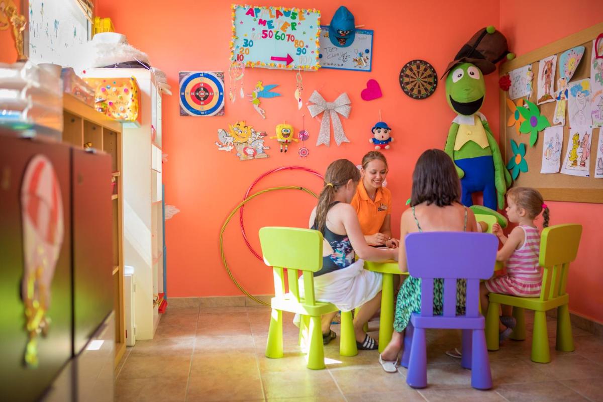 Un grupo de tres chicas sentadas en una mesa en una habitación. en htop Palm Beach & SPA #htopEnjoy, en Lloret de Mar