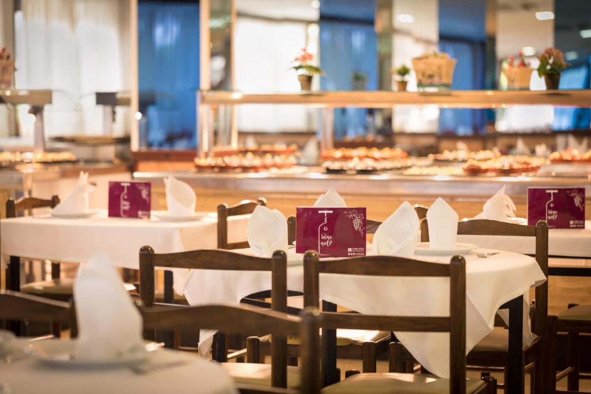 Comida en o cerca de este hotel
