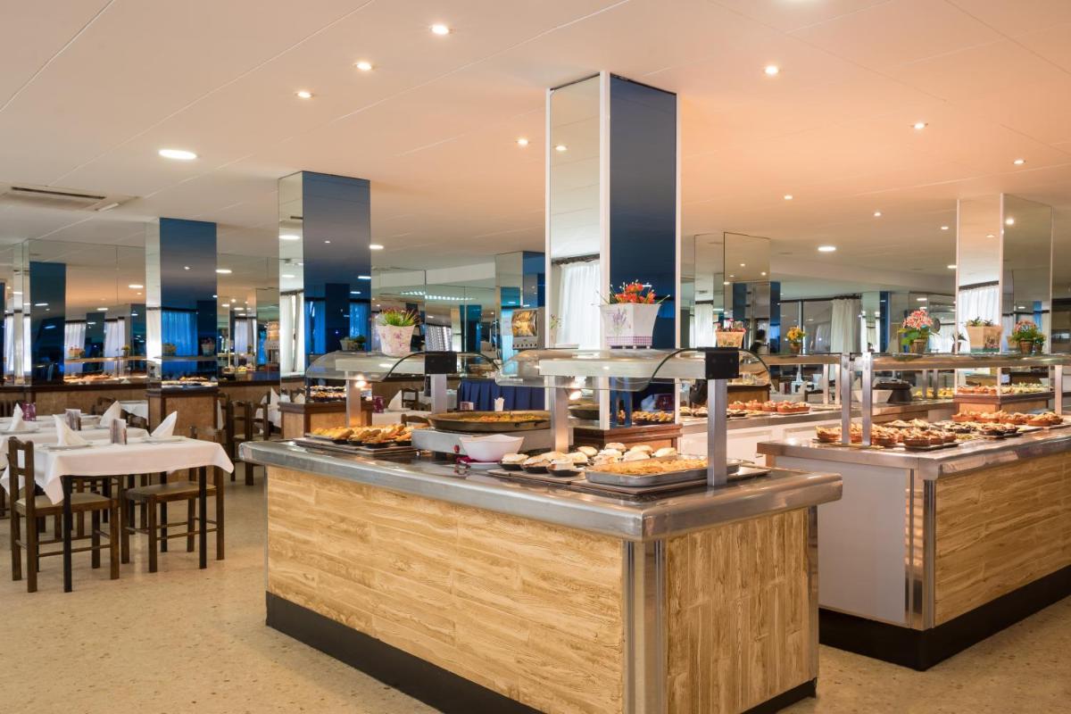Comida en o cerca de este hotel