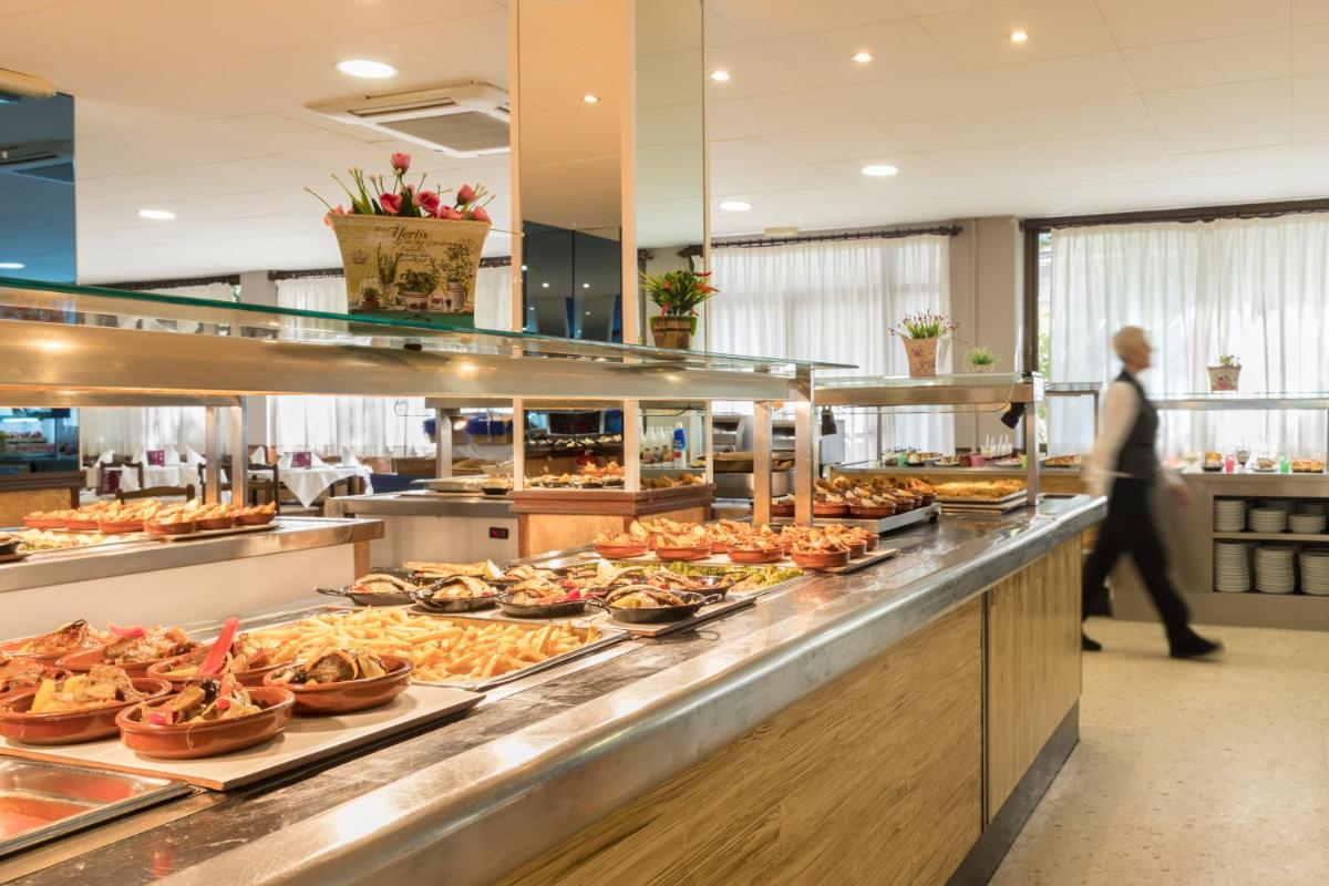 Comida en o cerca de este hotel