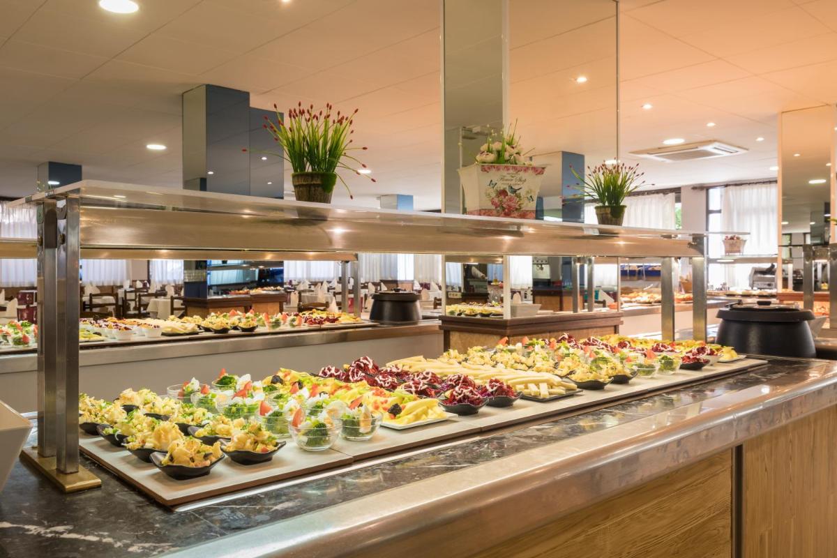 Comida en o cerca de este hotel