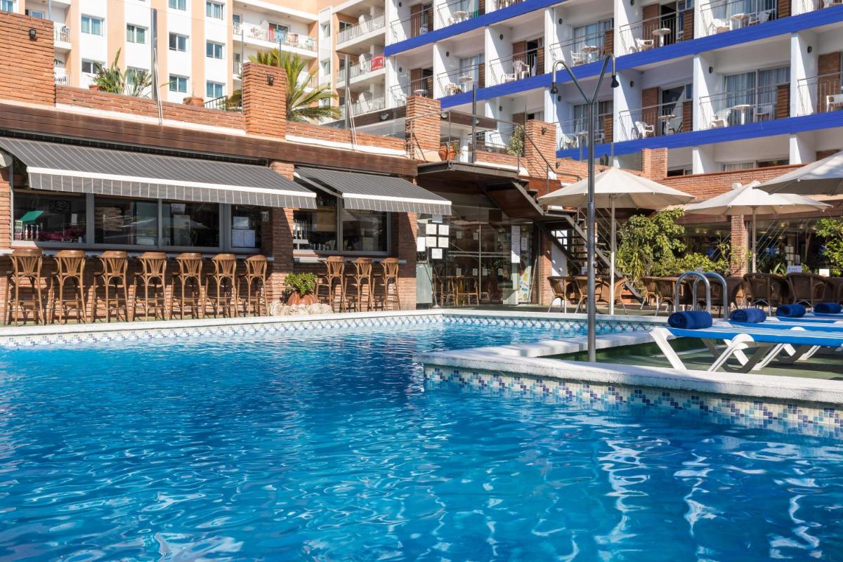 una piscina frente a un hotel en htop Palm Beach & SPA #htopEnjoy, en Lloret de Mar