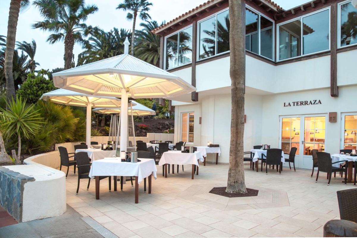 Un restaurante o sitio para comer en ROBINSON ESQUINZO PLAYA - All Inclusive