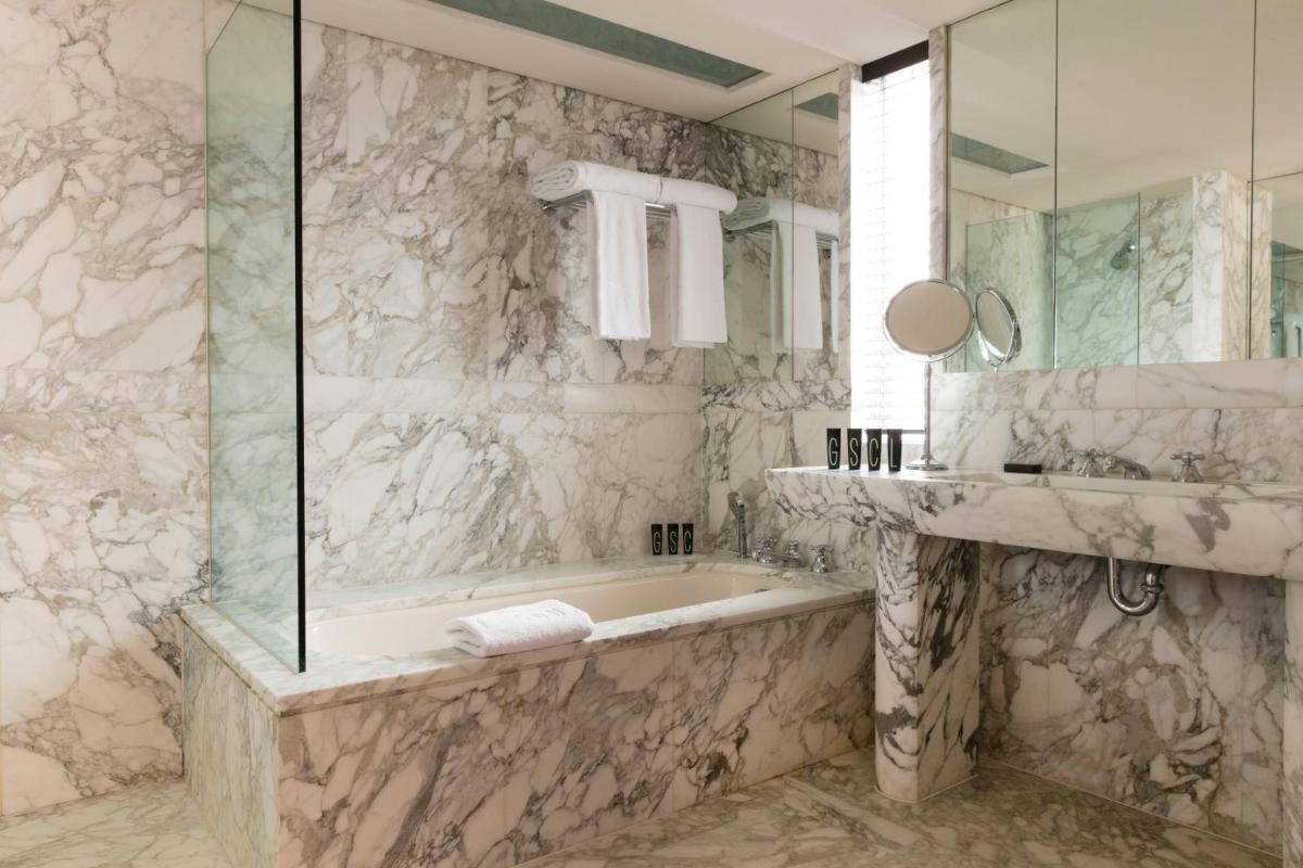 une salle de bains avec baignoire et lavabo dans l'établissement Hotel Square, à Paris