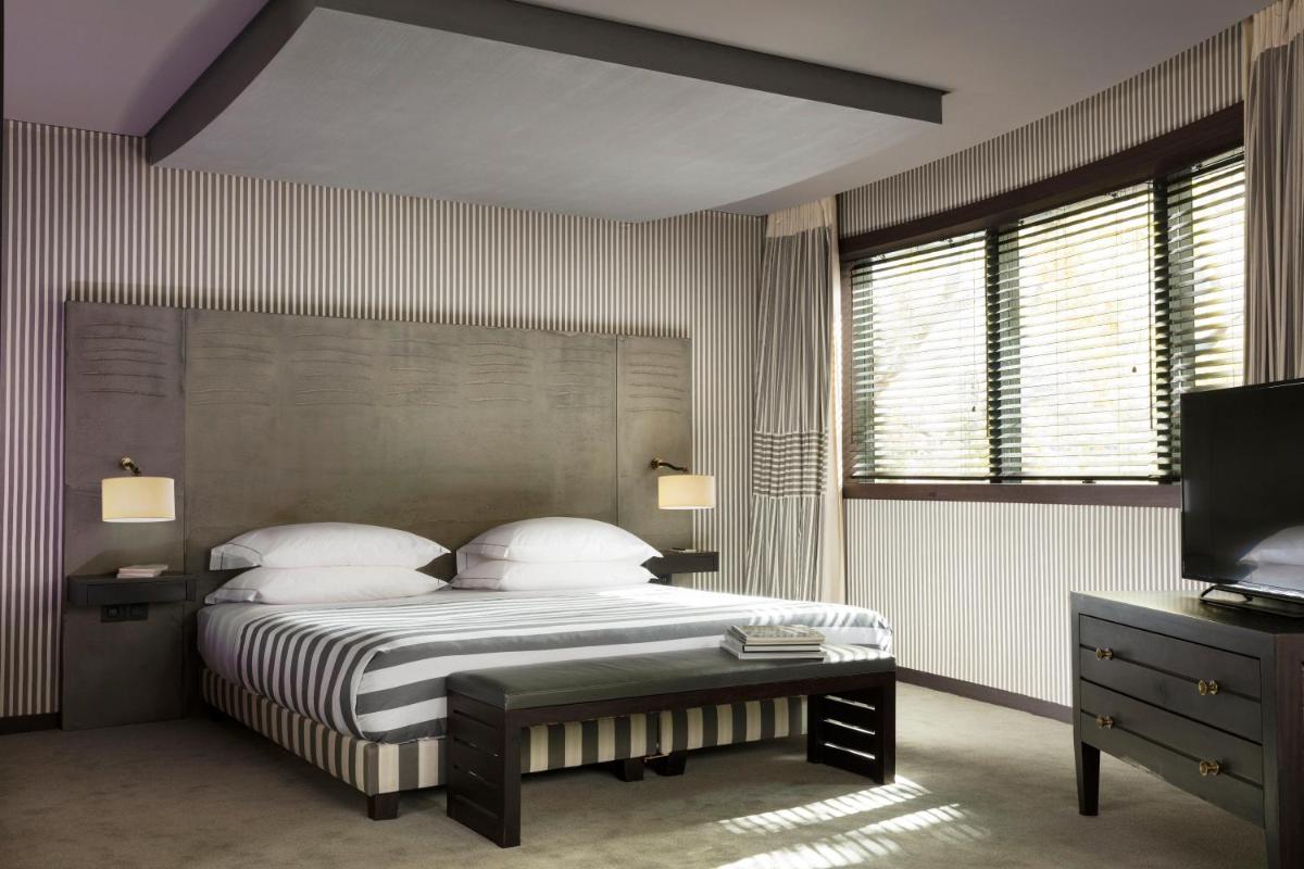 une chambre avec un grand lit aux oreillers blancs dans l'établissement Hotel Square, à Paris