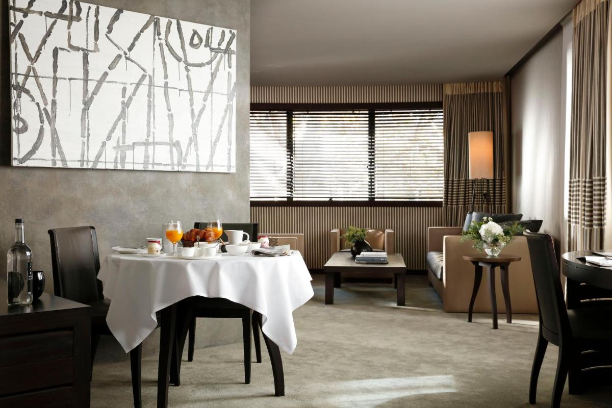 une salle à manger avec une table recouverte d'une nappe blanche dans l'établissement Hotel Square, à Paris