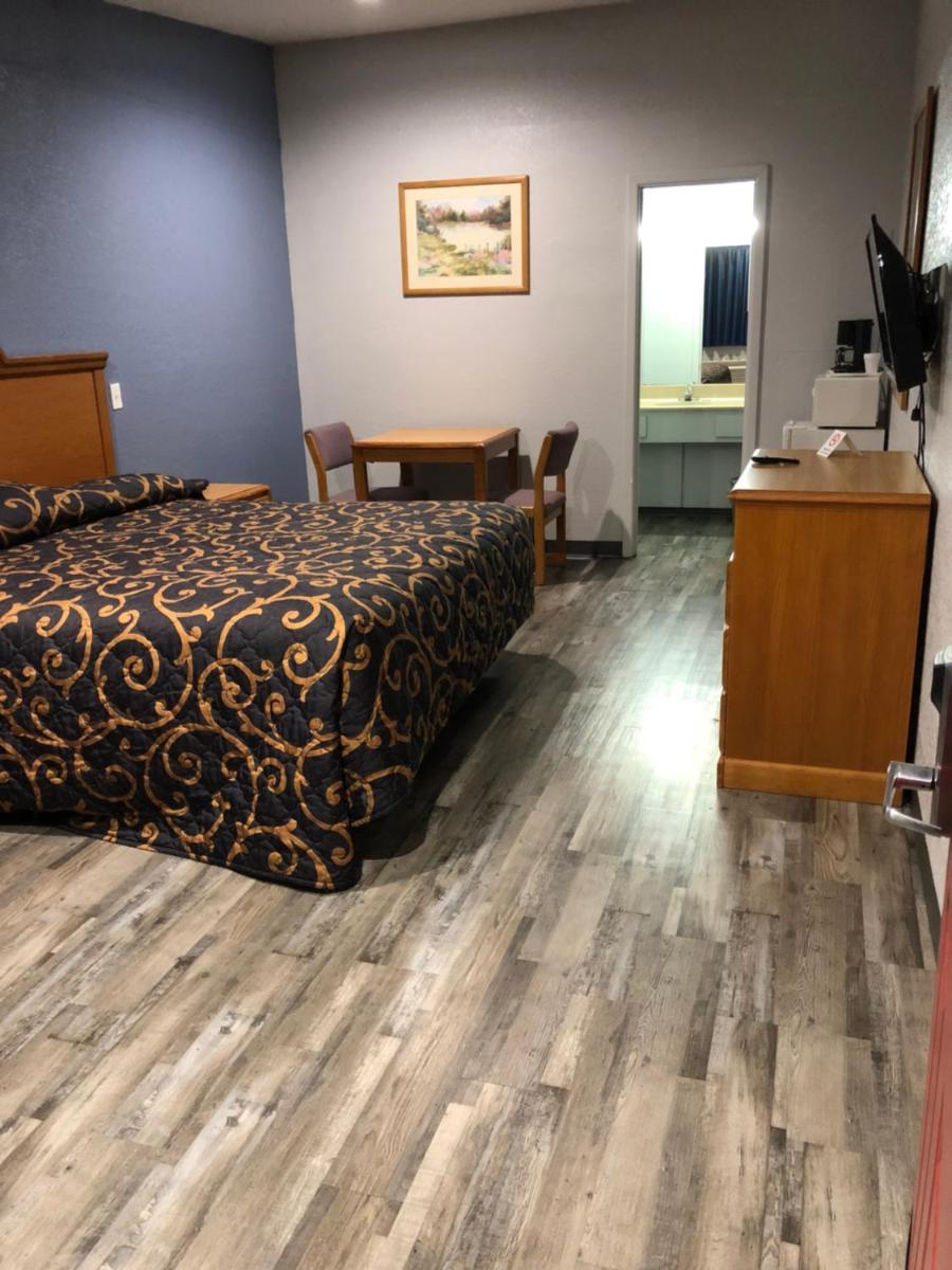 Delux Inn Cleburne - Housity