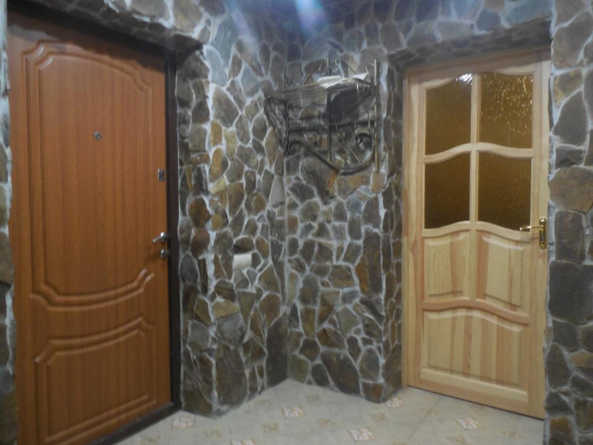 Котедж біля річки - Housity