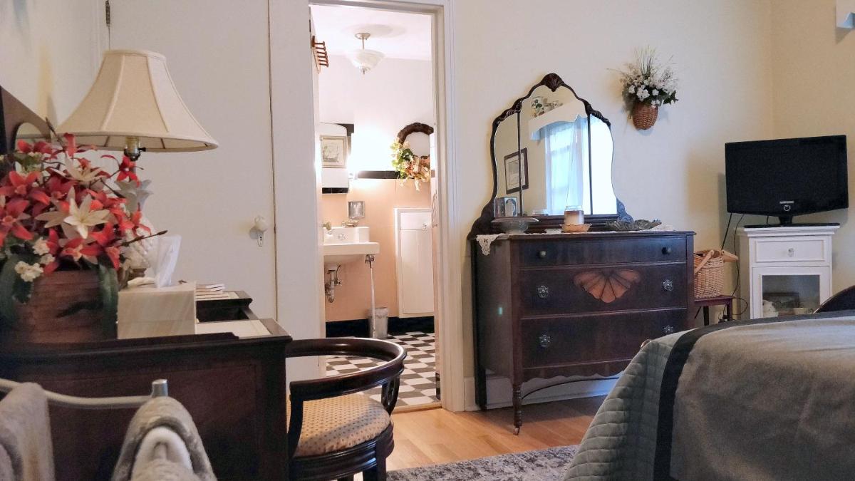 Maurrocks - A Pocono Mountains B&B - Housity