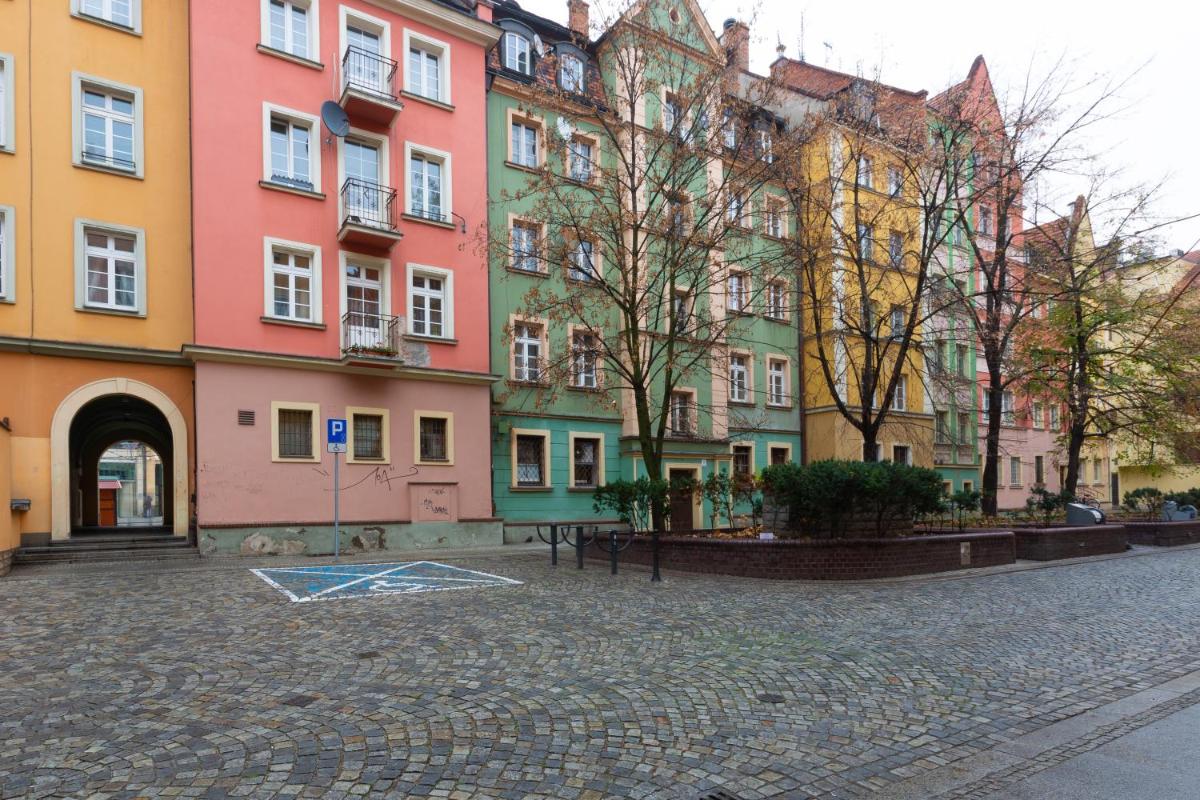 LiPsTiCk HoUsE RyNeK - Housity