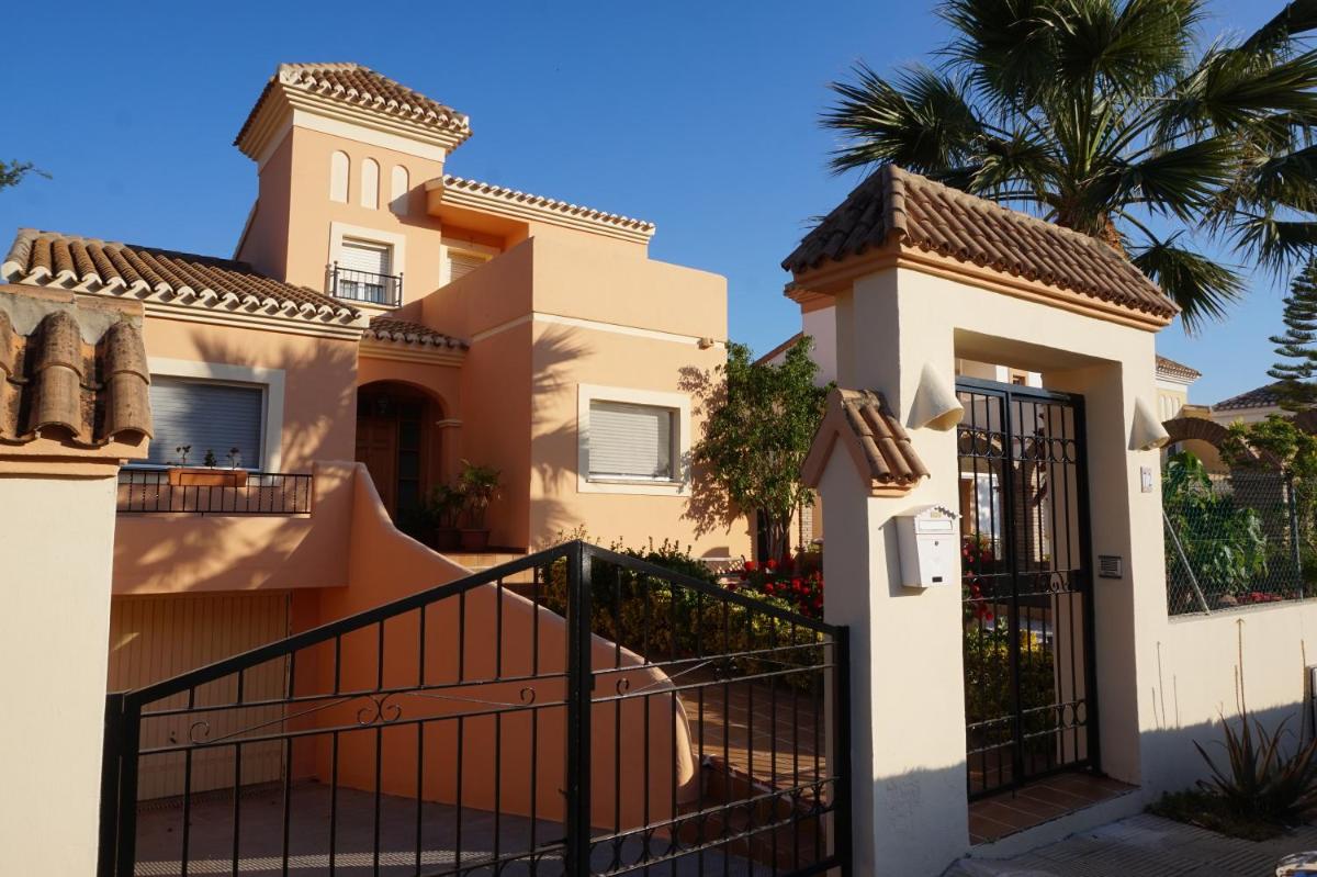 Chalet Familiar con Piscina Privada - Housity