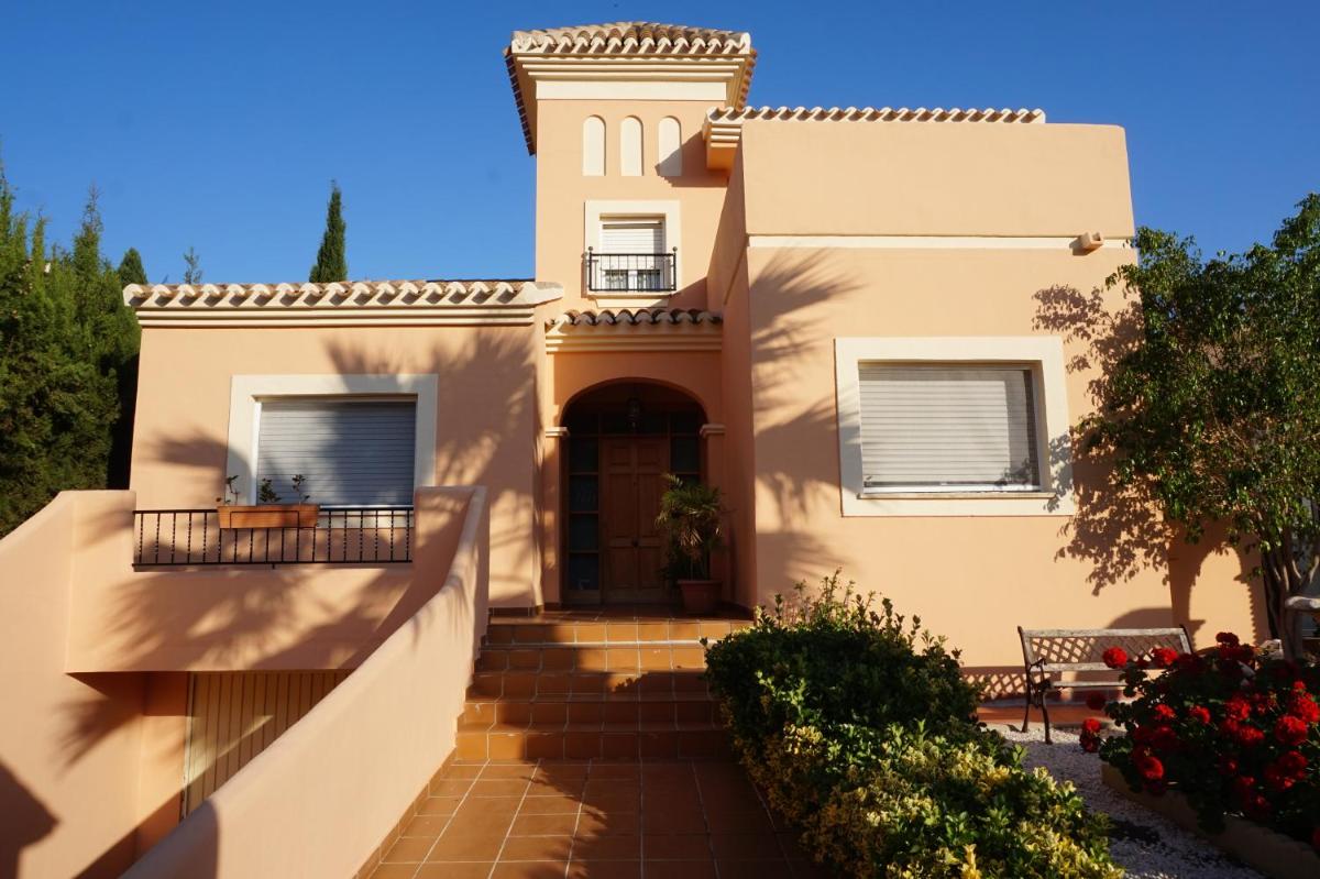 Chalet Familiar con Piscina Privada - Housity