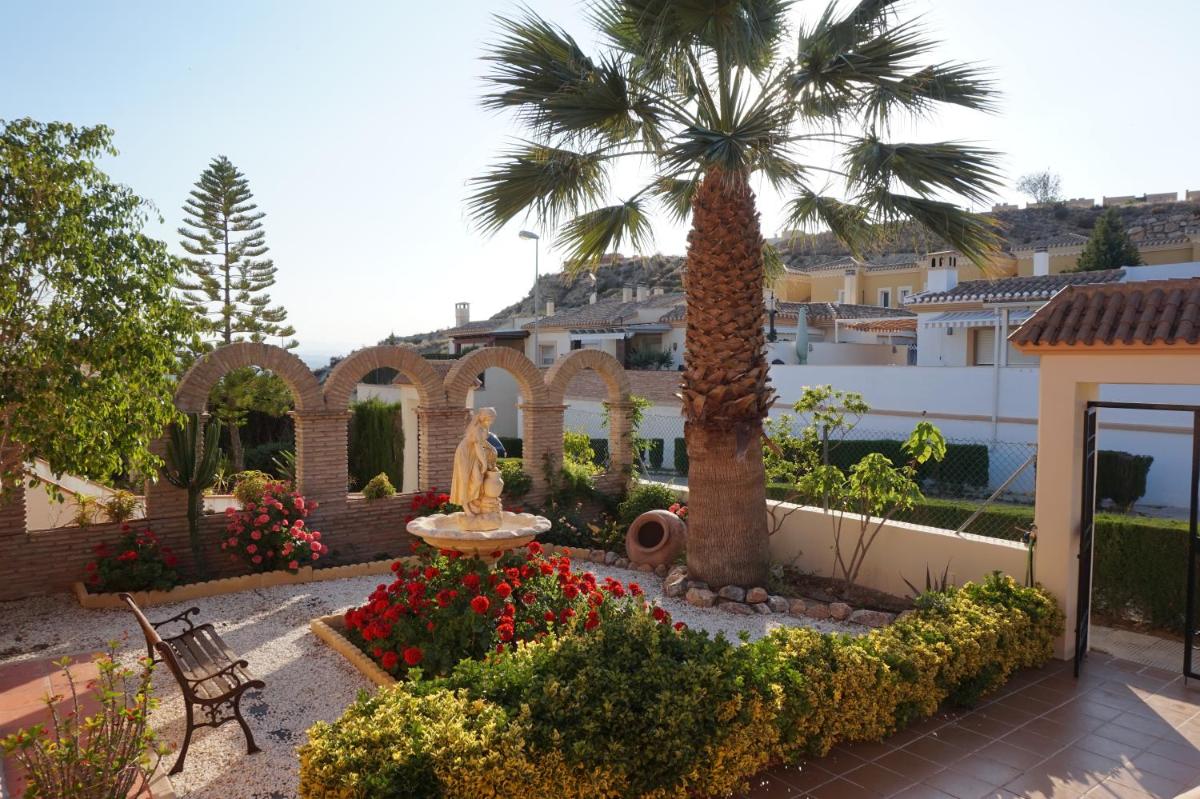Chalet Familiar con Piscina Privada - Housity